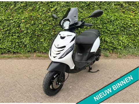 Piaggio Zip SP E5 45 km WHITE - BLACK ALPHA BETAAL met in3