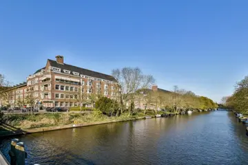 Woning aan de Stadionkade te Amsterdam