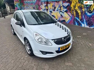 Opel Corsa 1.4-16V opc look dikke uitstraling mooie 17 inch velgen met zgan banden dikke stereo met 