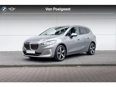 BMW 2 Serie Active Tourer 225e xDrive | Luxury-Line | Trekhaak | Travel Pack | Panoramadak | Stuurwi