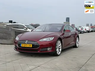 Tesla Model S P85 Performance Signature met Levenslang Free Supercharging SC01 Garnet Red