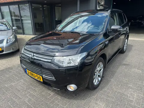 Mitsubishi Outlander 2.0 PHEV Instyle SCHUIFDAK LEDER TREKHAAK CAMERA ORIG NL NAP