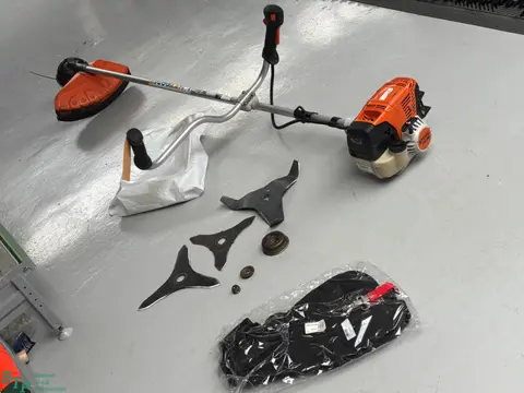 Stihl FS89 gebruikte bosmaaier met messen en draadkop