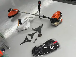Stihl FS89 gebruikte bosmaaier met messen en draadkop