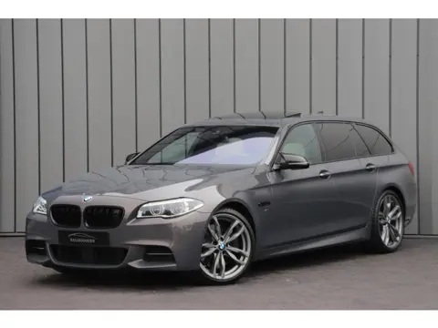 BMW 5 Serie Touring M550xd | Luchtvering | Head-up | Massage | Bang&Olufsen | Entertainment achter |