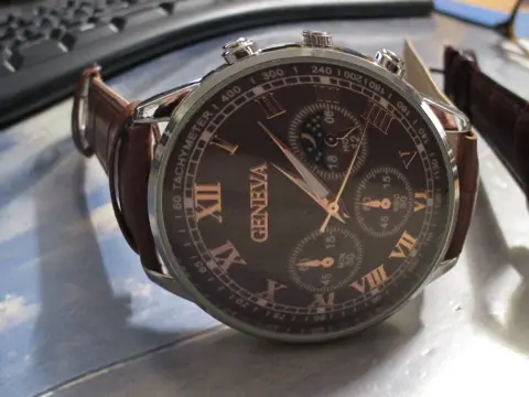 TOPHORLOGE SWISS GENEVA QUARTZ,HERENHORLOGE VOOR JAREN.