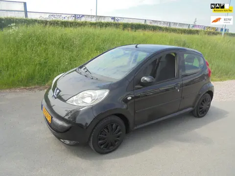 Peugeot 107 Peugeot 107 1.0 benzine 5 deurs airco 145.000km