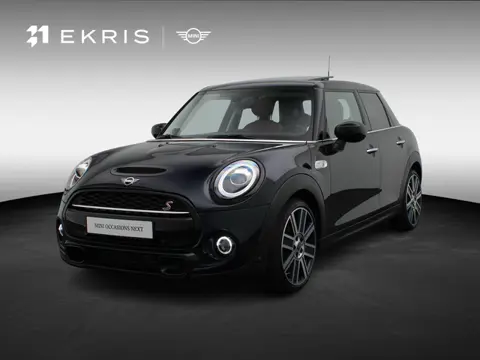 MINI 5-deurs Cooper S JCW Pakket +Serious Business + Achteruitrijcamera + Glazen panoramadak + Harma