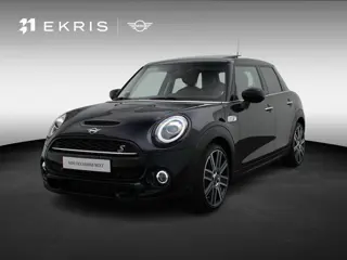 MINI 5-deurs Cooper S JCW Pakket +Serious Business + Achteruitrijcamera + Glazen panoramadak + Harma