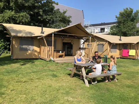 Glamping in een compleet ingerichte lodge in De Koog