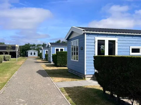 Comfortabel modern chalet langs de speeltuin van de camping