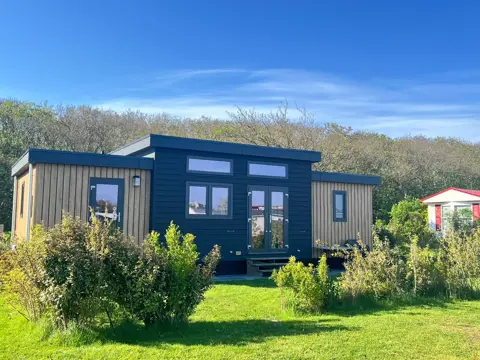 Modern chalet met gezellige woonkamer dichtbij centrum en strand