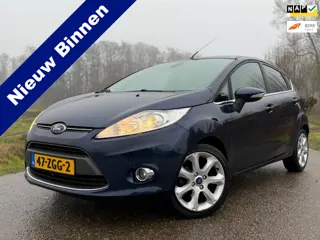 Ford Fiesta 1.25 Titanium / Leder / Stoelverwarming / Clima / 15" Velgen / Trekhaak / PDC / Cruise /
