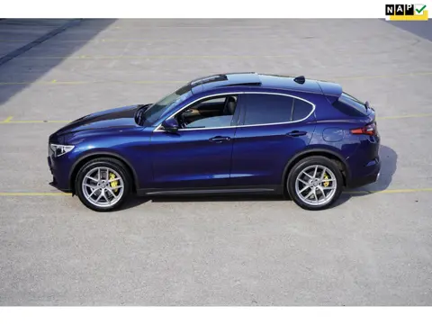 Alfa Romeo Stelvio 2.0 T AWD Super AWD Q4 Skywindow