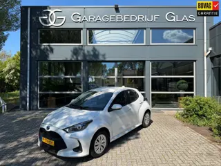 Toyota Yaris 1.5 Hybrid Active platinum pearl white