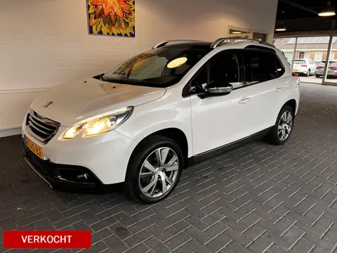 Peugeot 2008 1.6 VTi Féline / Panodak / Navi / Lederen bekleding / Trekhaak / Sportwielen