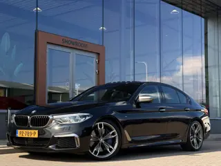 BMW 5 Serie M550i xDrive High Executive | 4WS | Soft-Close | Pano | B&W | Massage | Memory | Rear En
