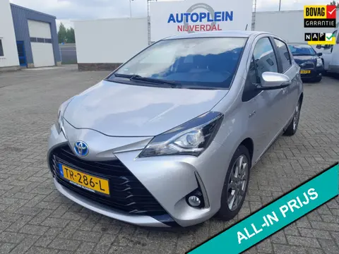 Toyota Yaris 1.5 Hybrid Design Sport mooie sportieve Yaris op all seasonsbanden!