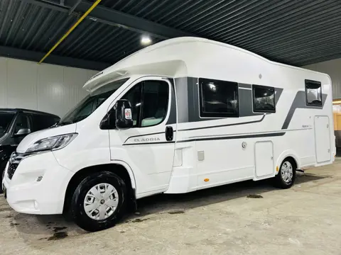 Adria MATRIX 670 SL Axess gescheiden bedden, 5 persoons, hefbed