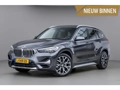 BMW X1 xDrive25e High Executive Org.NL|Pano-dak|Leder|Trekhaak|Camera|HuD|19''
