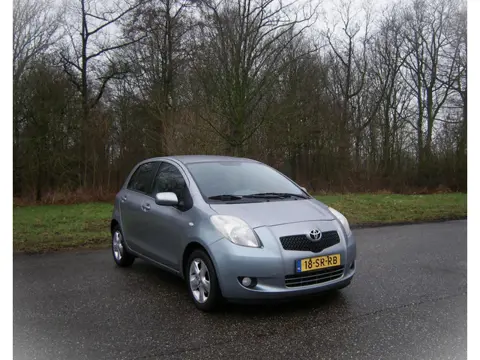 Toyota Yaris 1.3 VVTi Luna . AUTOMAAT . 5Deurs . Airco . Elec ramen en spiegels . enz