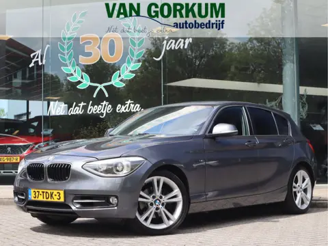 BMW 1-serie 118i Business+ Navi / Schui/kanteldak / Led / Cruise / Afn Trekhaak /Sportstoelen /  Mee
