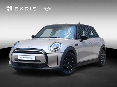 MINI 5-deurs Cooper | Classic + Panodak + Sportstoelen + Apple Carplay + Parkeersensoren + LED Kopla