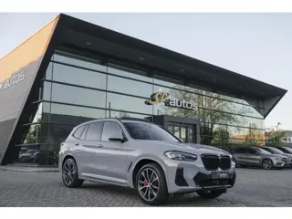 BMW X3 xDrive30e 292pk LCI M-sport Panoramadak X3M stoelen Brooklyn grau Trekhaak Adaptive cruise NL
