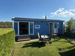 Comfortabel modern chalet langs de speeltuin van de camping