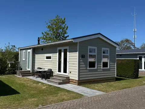 Ruim chalet op camping op loopafstand van De Koog