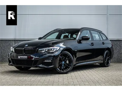 BMW 3 Serie Touring 330e M-sport Adaptief onderstel / 19inch / elec stoelen / Camera / Stoelverwarmi