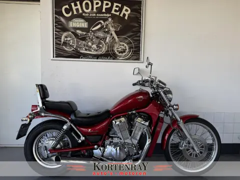 Suzuki VS 800 Intruder (GL) vrijwel nieuwstaat is deze geweldige Chopper!!