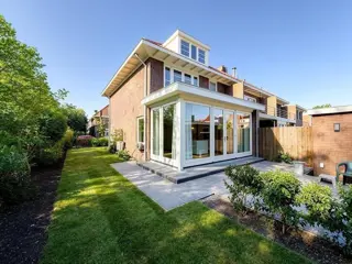 Woning aan de Burgemeester van Damstraat te Duivendrecht