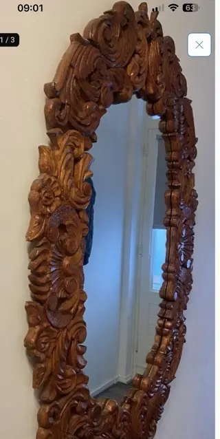 3 handgemaakte eikenhouten lijsten met kristalspiegels aan.