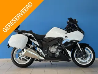 Honda VFR 1200 F DCT ABS | Lees de Tekst! | TomTom | Top Koffer | Zijkoffers | Originele uitlaat | O