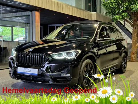 BMW X1 xDrive25e High Executive Sportline | Black edition | Panorama | Camera | Trekaak | HUD | Stoe