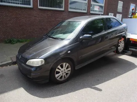 Opel Astra zwart Plaatwerk Sloopauto inkoop Den haag