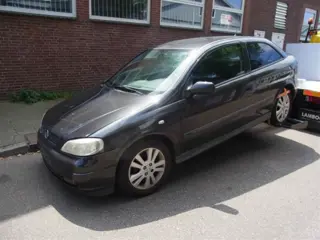 Opel Astra zwart Plaatwerk Sloopauto inkoop Den haag