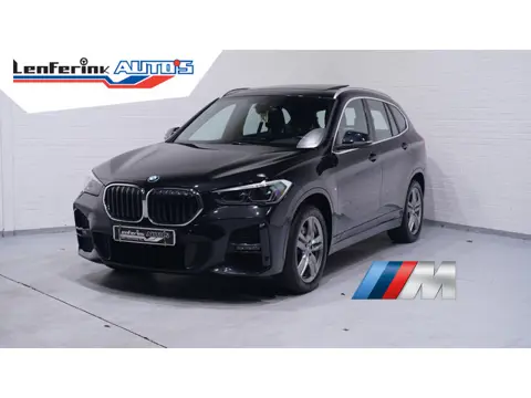 BMW X1 sDrive20i M Sport Panoramadak 1e Eig. NAP Head up Camera Apple Carplay Led koplampen