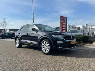 Volkswagen T-Roc 1.0 TSI Style | Adaptive cruise | Trekhaak | Carplay | Elek. Kofferklep | NAVI | Al