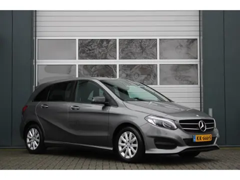 Mercedes-Benz B-klasse 180 Ambition Automaat Clima/Cruise/PDCv+a/Navi/Bluetooth/LED/Sportstoelen/16"