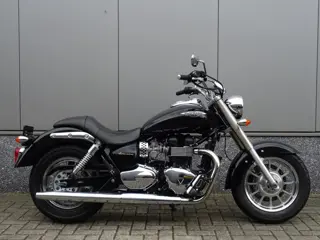 Triumph BONNEVILLE AMERICA (bj 2012)