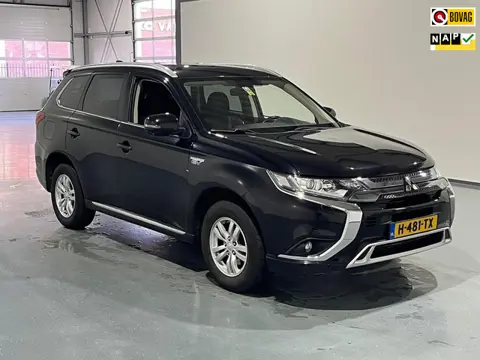Mitsubishi Outlander 2.4 PHEV Pure APPLE CARPLAY/VERWARMDE VOORSTOELEN/4X4