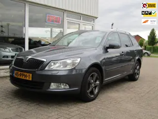 Skoda Octavia Combi 1.2 TSI Elegance Business Line, automaat, trekhaak van binnen en buiten netjes e