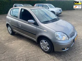 Toyota Yaris 1.3 VVT-i S-Line 1e eigenaar in nieuwstaat en super mooi boekjes en teller rapport zijn