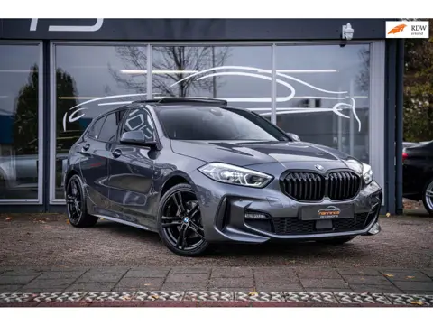 BMW 1-serie 118i High Executive|M Sport|Shadowline|Pano|Ambiance light|Stoelverw|