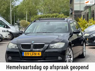 BMW 3-serie Touring 320i High Executive | Panoramadak | Leder | Parkeersensoren | 18 inch | Trekhaak