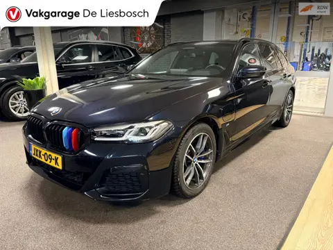 BMW 5-serie Touring 530e xDrive High Executive M-sport / leer / pano / navi / head-up / Apple carpla