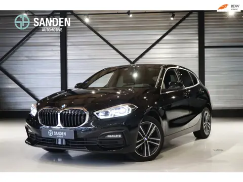 BMW 1-serie 118i Introduction Edition |Automaat|LED|Navi|Camera|Donkere hemel|Parkeersensoren|17 inc