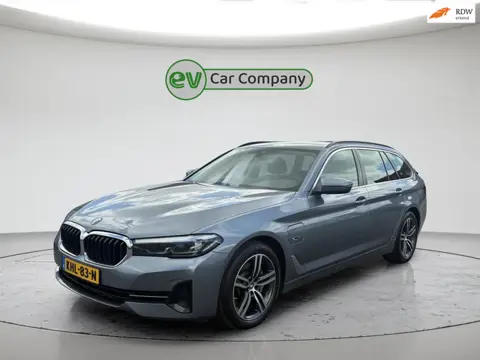 BMW 5-serie Touring 530e Business Edition Plus | Leder | Elektrische stoelen | CarPlay | Camera | St